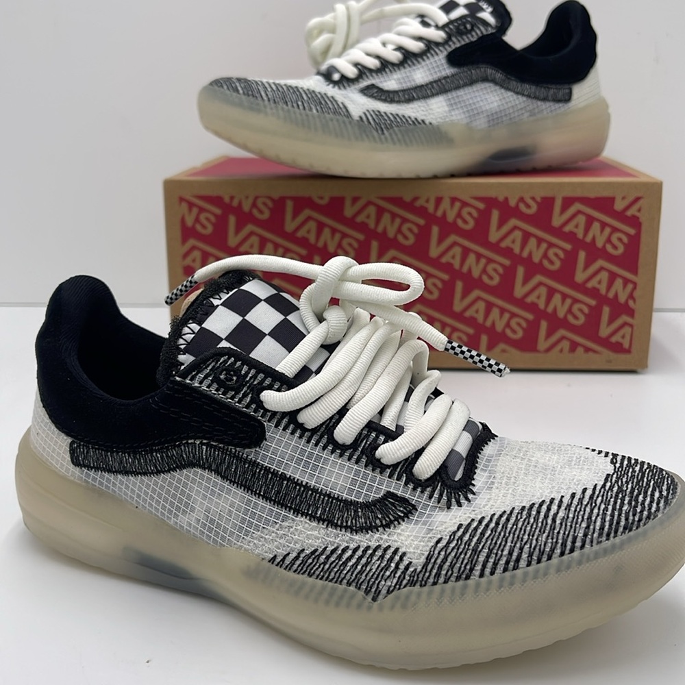 Vans WMNS Ultimatewaffle Checkers White/Black
VN0007NJYB2 Sneakers - Picture 14 of 16